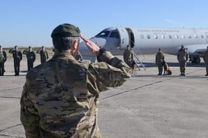 Militares argentinos parten hacia Venezuela para brindar asistencia tras sismos. Crédito: FFAA