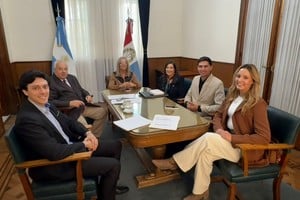 Parte del equipo de la consultorías compartiendo la experiencia con el doctor Rafael Gutiérrez, presidente de la Corte de Justicia de Santa Fe.  Foto: Gentileza UCSF.