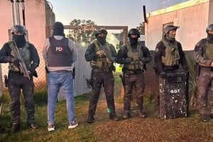 Efectivos policiales en uno de los domicilios allanados.
