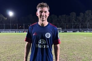 Galo Bernardini, figura y goleador en el triunfo de Leones. Foto: Pablo Busso.