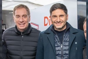El ministro del Interior, Diego Santilli, y el gobernador Maximiliano Pullaro se encontraron en Rafaela el pasado fin de semana. Saludos protocolares y diálogo cordial. Foto: Gobierno de Santa Fe