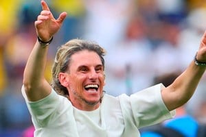 El entrenador y un momento emotivo, tras ganarle a los teutones. Reuters