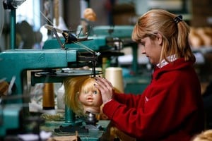 Según el INDEC, las mujeres ganan un 29,1% menos que los hombres. Reuters.