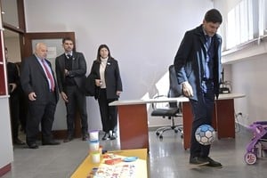 Una imagen de Pullaro haciendo jueguitos antes de un acto oficial en Casilda se viralizó en plena fiebre mundialista.