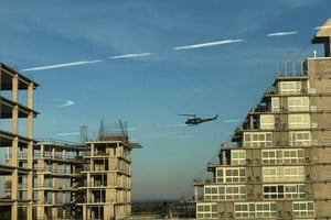 El helicóptero captado este viernes por la tarde en el cielo santafesino.
