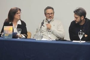 Susana Ibáñez, Pablo Bigliardi (centro) y Juan Cruz Cossio durante la presentación de "Algo nos salvará".