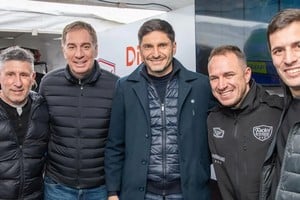 Un diputado con pasado en el automovilismo acompañó a Pullaro en los boxes del TC y protagonizó un recorrido con cruces políticos.
