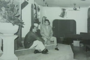 Rogelio Alaniz (saco oscuro) y Oscar Neme en el local de Bacán, un lugar para el recuerdo y la nostalgia.