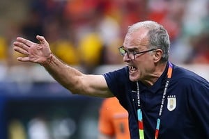 Bielsa, enojado tras la eliminación de Uruguay. Foto: Reuters.