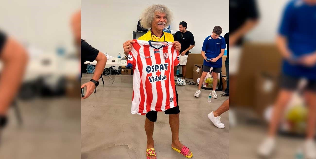 Dunga, Yepes y el Pibe Valderrama con las
camisetas de Unión que les regaló Pumpido

