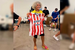 La alegría del pibe Valderrama, la misma que irradiaba en la cancha jugando muy bien al fútbol, al recibir la camiseta de Unión