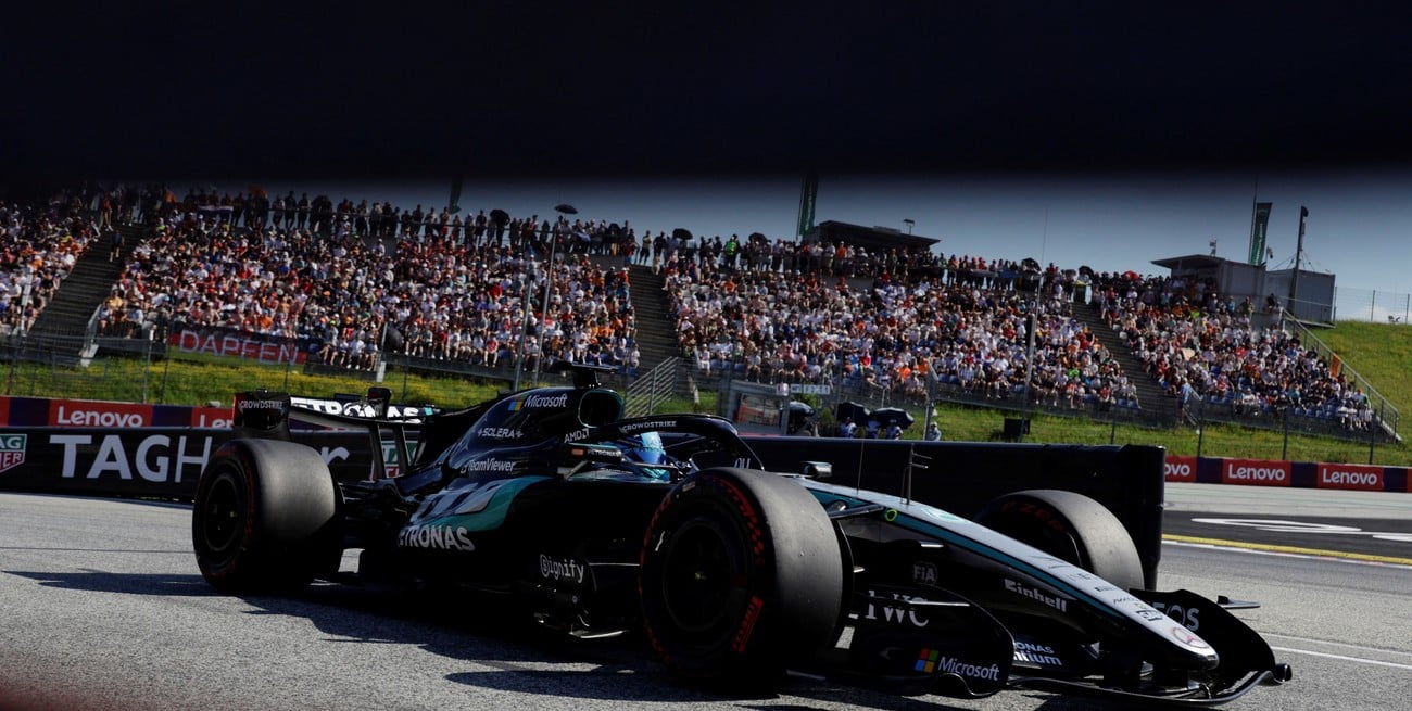 Russell logra la pole en Austria, en una clasificación marcada por la polémica