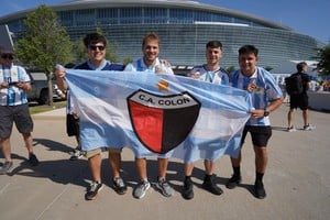 Imanol, Francisco y Augusto recorren Estados Unidos con una bandera de Colón siguiendo a la Selección. Foto: Fernando Nicola