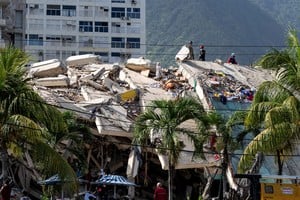 Los escombros de un edificio en el estado de La Guaira, Venezuela mientras participan en operaciones de rescate tras los terremotos. MIGUEL MEDINA/ REUTERS