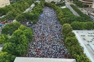 Excelente e impactante toma aérea de Coto Nicola de lo que fue el banderazo de despedida de Dallas, con una multitud de argentinos