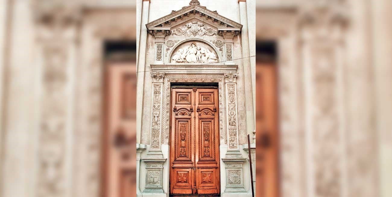 La Puerta del Paraíso acechada   por el infierno del abandono