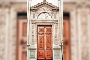 Vista de conjunto de la estupenda puerta, incluida la doble hoja de madera tallada por ebanistas. Gustavo Víttori.