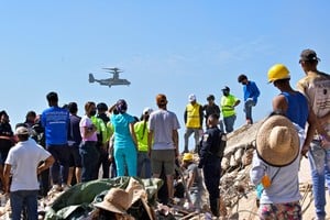 Imagen captada el pasado 27 de junio. Personal de rescate y voluntarios en busca de sobrevientes sobre los escombros de un edificio derrumbado en La Guaira, Venezuela, tras los movimientos telúricos que sacudieron al país.