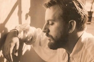 Alberto Greco es uno de los pioneros de la vanguardia informalista en Argentina. Con sus memorables vivo-ditos (o "arte señalado"), desarrolló un lenguaje condicionado por la trasgresión de normas estéticas, la jerarquía de la acción como forma y la presentación de sí mismo como referencia artística primera.