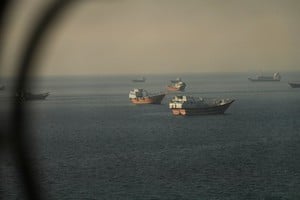 Irán reafirma su control sobre el tráfico marítimo en Ormuz, advirtiendo que cualquier intervención externa podría complicar la situación y retrasar acuerdos. Foto: REUTERS / Stringer.