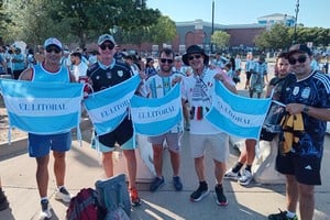 Santafesinos y pilarenses con las banderas de El Litoral, en la puerta misma del estadio de Dallas y desafiando el calor, antes del partido.