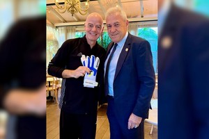 Nery Pumpido y el presidente de la Fifa, Gianni Infantino, en una foto que publicó el propio mandatario del fútbol mundial cuando el santafesino le regaló una versión de los guantes que utilizó en el Mundial del 86, hace 40 años.
