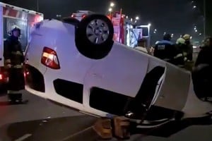 Un triple choque que terminó con el vuelco de uno de los vehículos