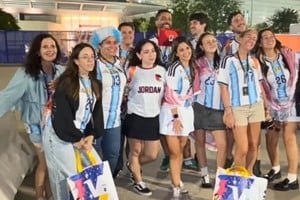 La iniciativa comercial llevó a santafesinos y cordobeses a Dallas, donde vivieron la pasión del Mundial gracias a compartir apellido con jugadores.