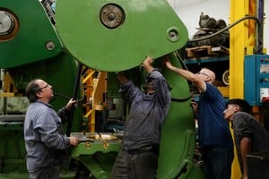 La actividad económica en abril mostró un retroceso del 1,5% mensual, a pesar de un crecimiento interanual del 1,6%, según el último informe del INDEC. Foto: REUTERS / Irina Dambrauskas