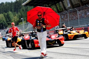 Con nueve victorias en Silverstone, Hamilton busca un nuevo récord con Ferrari, mientras el equipo enfrenta el desafío de superar a sus rivales en casa. Foto: REUTERS / Lisa Leutner.