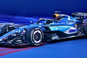 Williams conmemora su legado en Silverstone, donde logró hitos memorables, mientras sus pilotos se preparan con indumentaria exclusiva para la ocasión.