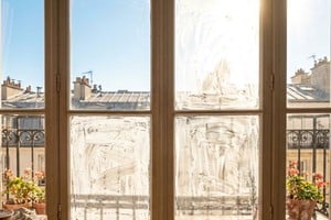Ante la escasez de costosos sistemas de refrigeración y el impacto ambiental del aire acondicionado, la población optó por comprar masivamente tiza triturada para fabricar una pintura rústica.