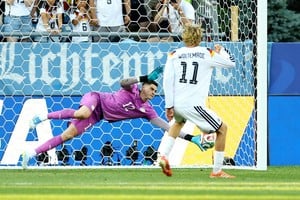 Gill contuvo 2 penales para que Paraguay esté en octavos del Mundial.