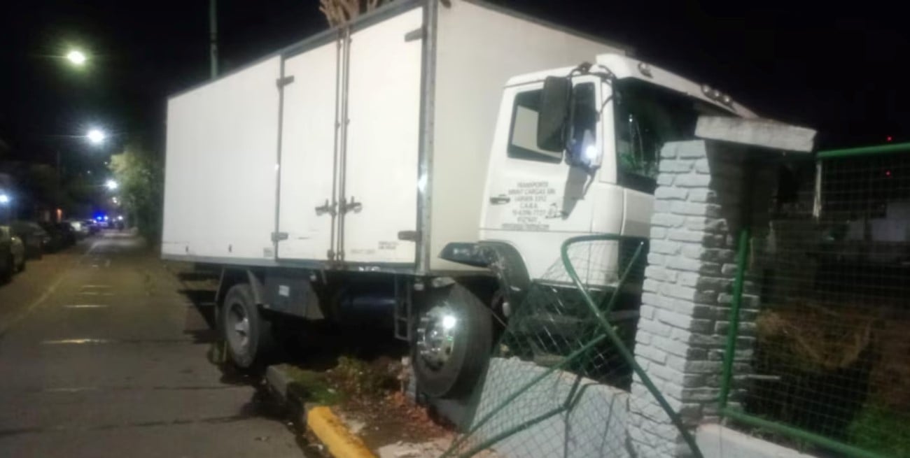Villa Devoto: un camión chocó contra el muro del ferrocarril San Martín