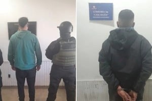 Los hombres detenidos por el ataque al policía.