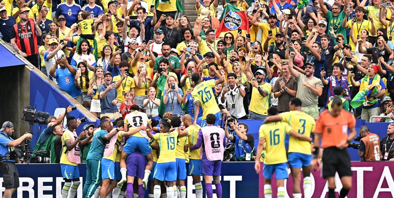 Brasil sufrió, lo dio vuelta sobre la hora y avanzó a octavos de final
