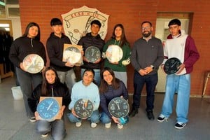El diputado Sergio Rojas con alumnos de la Escuela de Educación Secundaria Orientada Nº 312 de la localidad de Fortín Olmos.