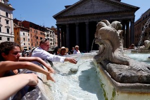 En Roma, las fuentes de la ciudad reciben a turistas y locales para beber agua Créditos: Reuters