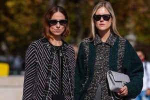 El tweed mantiene su lugar como uno de los tejidos más elegantes de la moda.