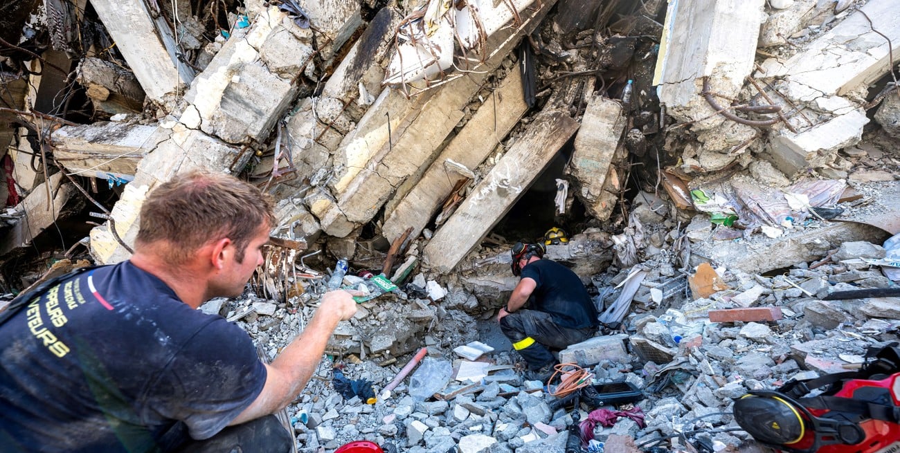 Ya son casi 2.000 los muertos por el doble sismo en Venezuela y buscan a contrarreloj a un nene argentino