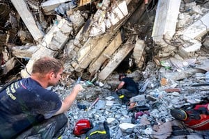 La devastación en Venezuela es inmensa: 2.500 estructuras colapsadas y 15.866 personas sin hogar tras los sismos, mientras la búsqueda de sobrevivientes continúa. MIGUEL MEDINA/Pool via REUTERS