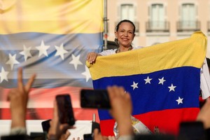 Machado denunció que el chavismo no la deja volver para ayudar en la catástrofe.
