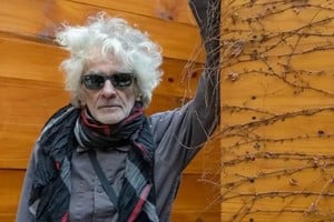 Su capacidad para reinventarse llevó a la música argentina a nuevos horizontes, combinando el espíritu rebelde del rock con la profundidad del tango.
