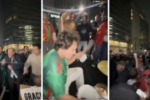 Un numeroso grupo de hinchas mexicanos se reunió frente al hotel donde concentra la selección ecuatoriana