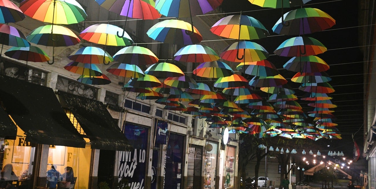 Como en San Telmo: Santa Fe ya tiene su propio corredor de sombrillas en la Cortada Falucho