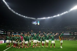 Jugadores de México festejan después de ganar el partido Créditos: Xinhua/Francisco Cañedo