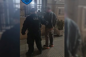 Traslado del detenido a sede policial. Foto: Gentileza