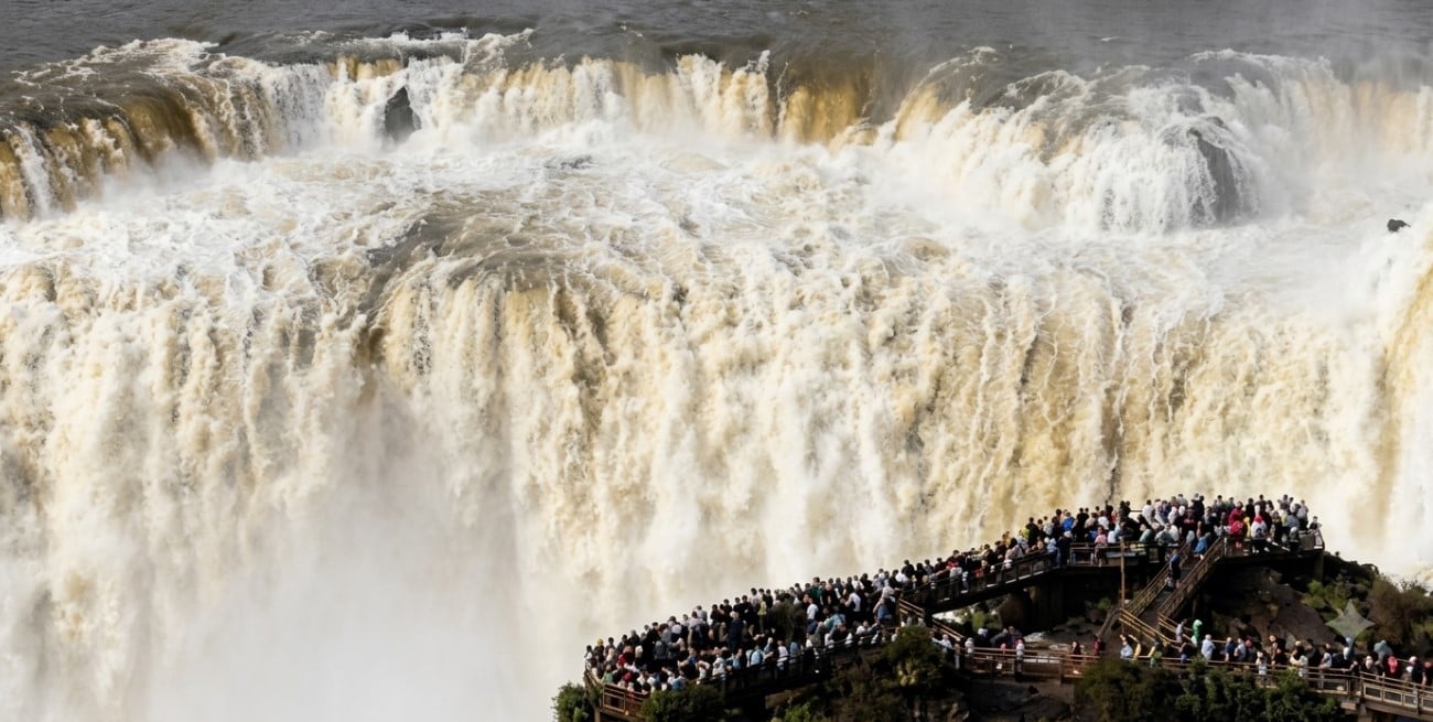 Cataratas del Iguazú: la crecida del río elevó el caudal y sorprende a los visitantes
