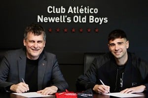 Los dos futbolistas que ya se sumaron a los trabajos del plantel profesional son Lautaro Giannetti y Franco Escobar, ambos para reforzar la última línea “leprosa”. 