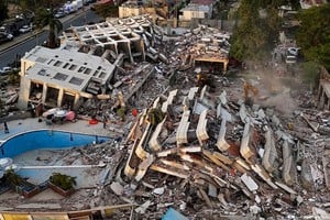 Edificios colapsados en Caraballeda, La Guaira. "Mientras naciones vecinas, con una geografía similar, han aprendido a convivir con la sismicidad mediante la rigurosidad técnica y la inversión en infraestructuras sismo-resistentes, la desatención estatal en el territorio venezolano pavimentó el camino hacia una carnicería previsible", afirma el autor.